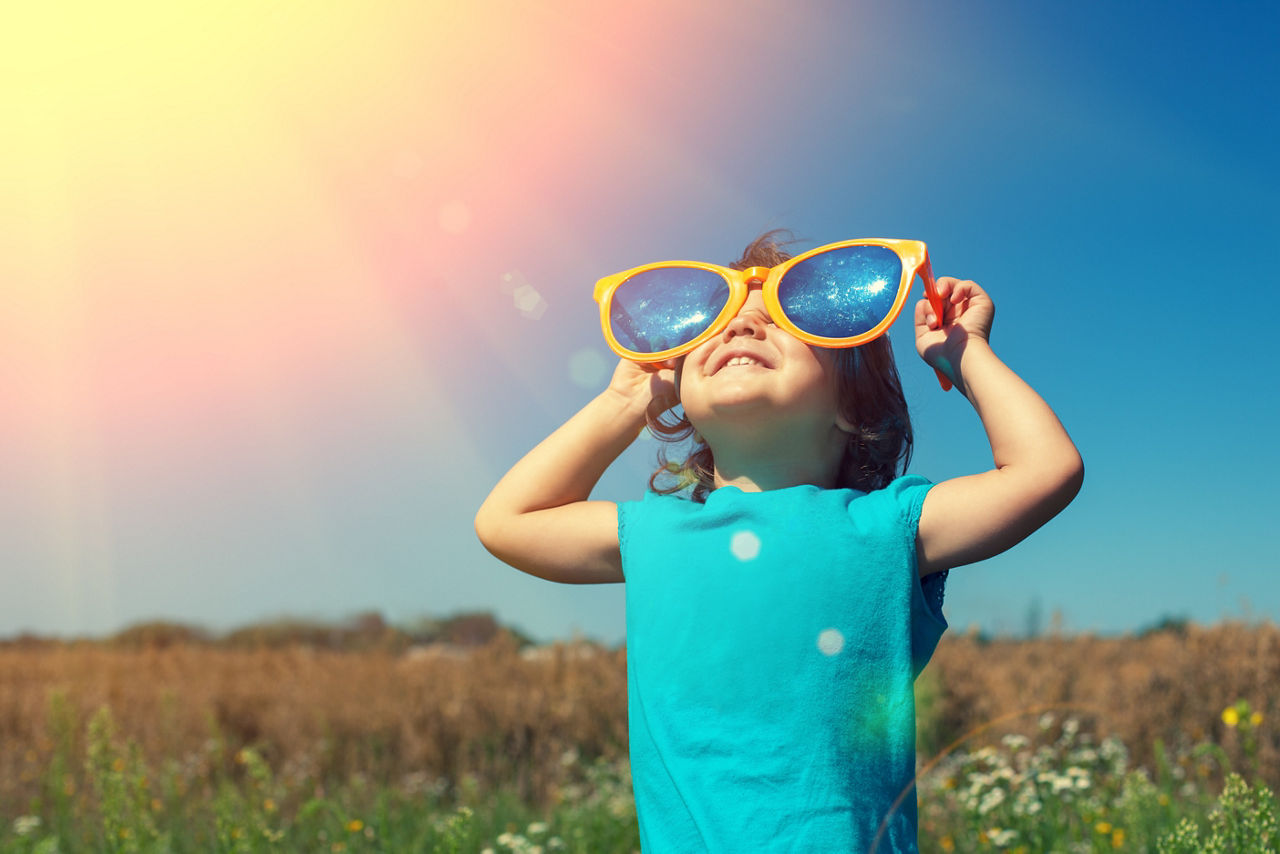 Mädchen mit Sonnenbrille genießst die Sonne