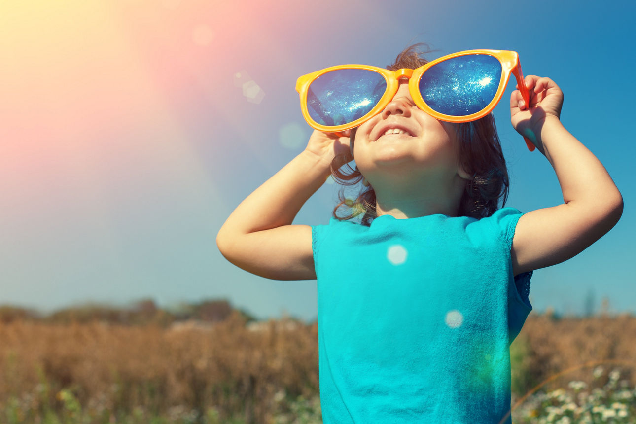 Mädchen mit Sonnenbrille genießst die Sonne