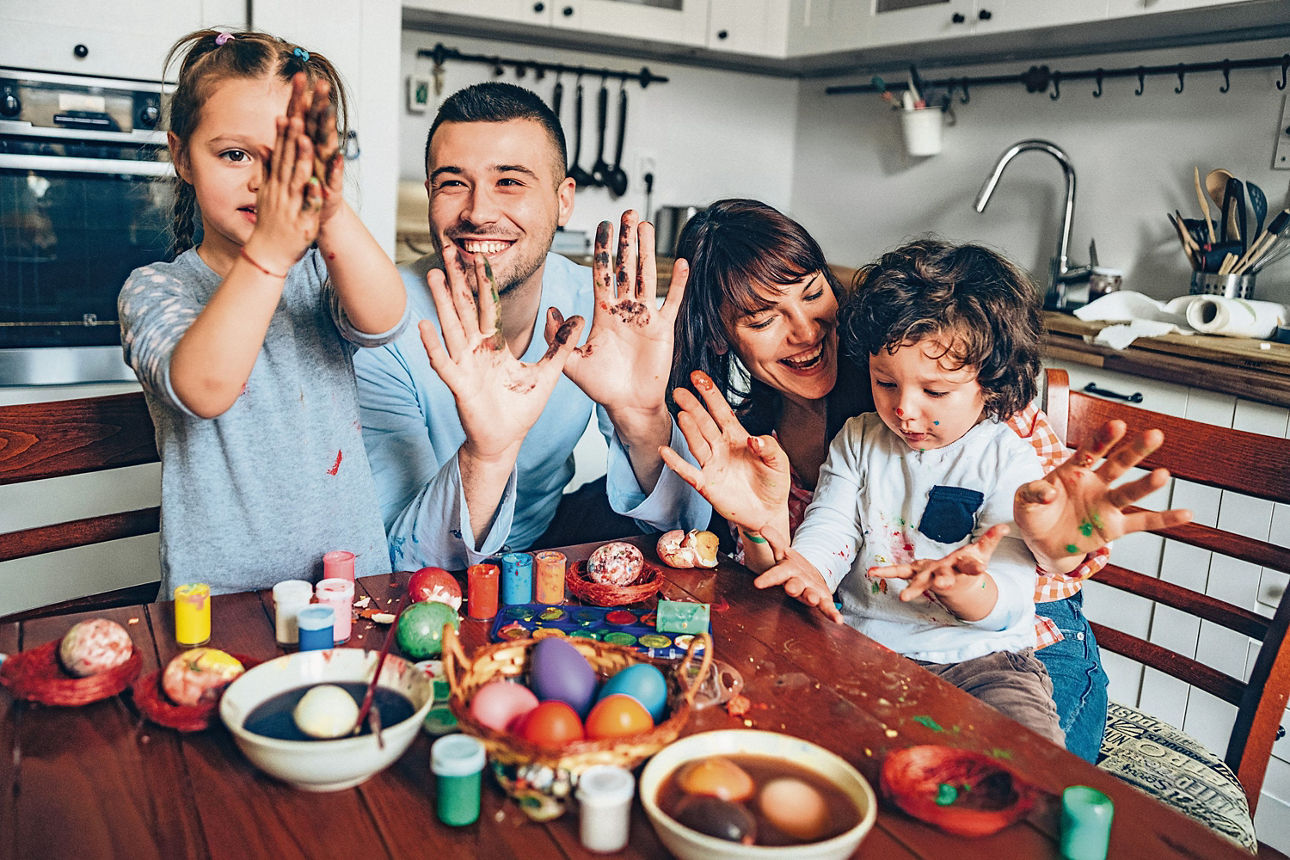 Eine Familie bemalt Ostereier