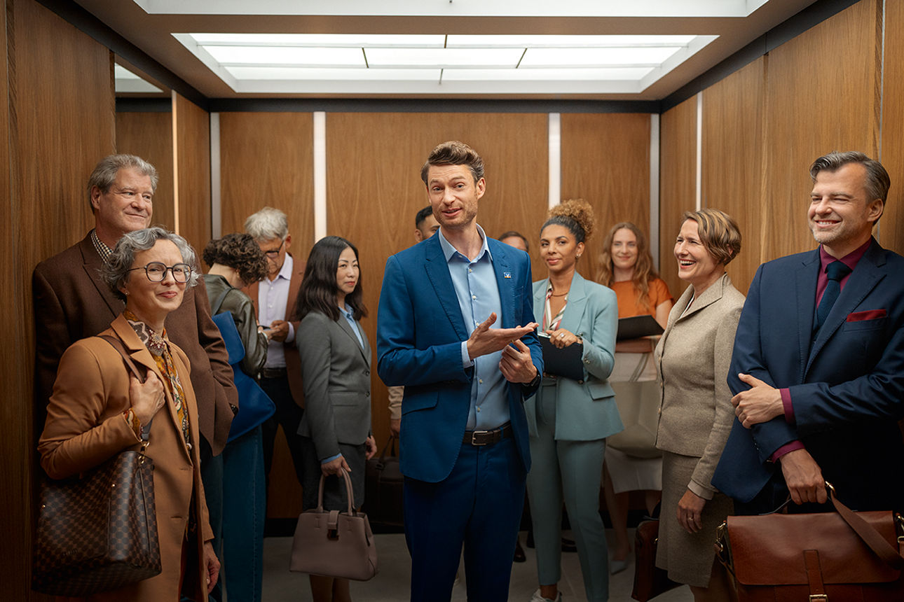 Viele Menschen stehen in einem großen Aufzug