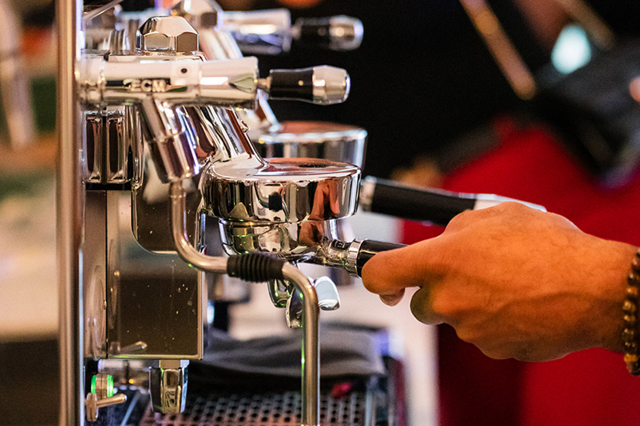 Die neue Kaffeemaschine in der VR-Bar