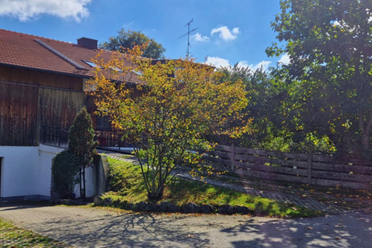 Rustikale Scheunenkonstruktion mit verwitterter brauner vertikaler Holzverkleidung