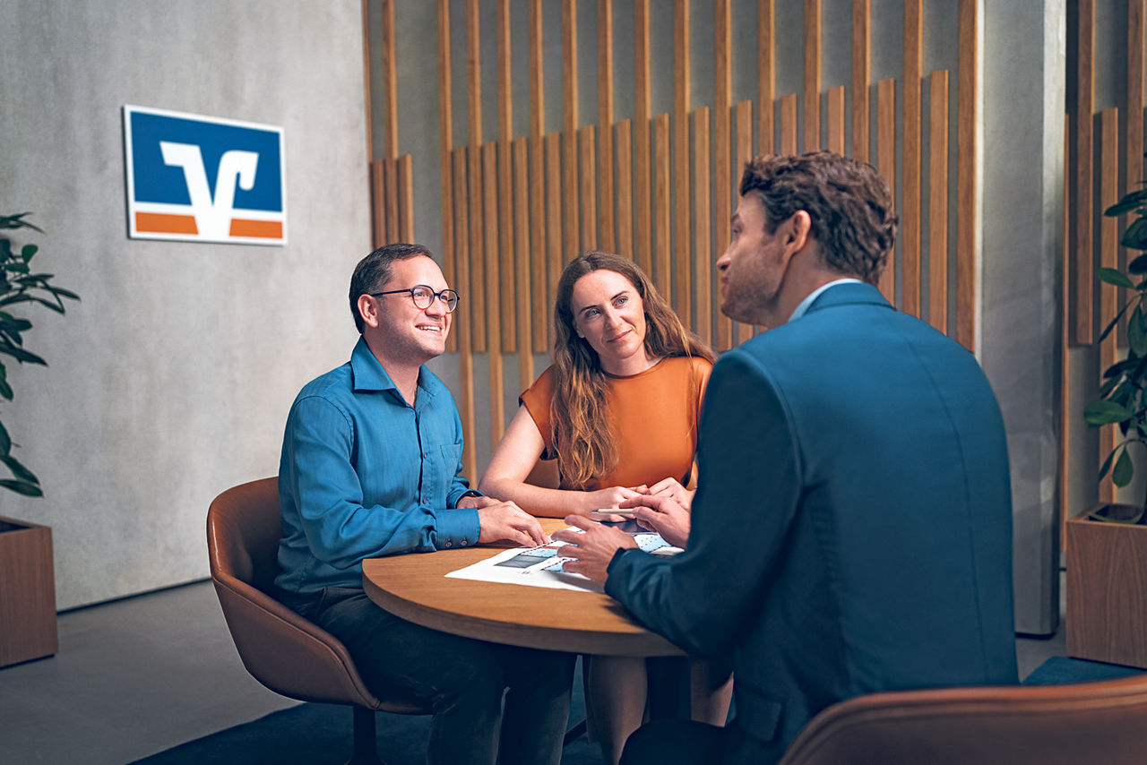 Beratungsgespräch zwischen drei Personen 