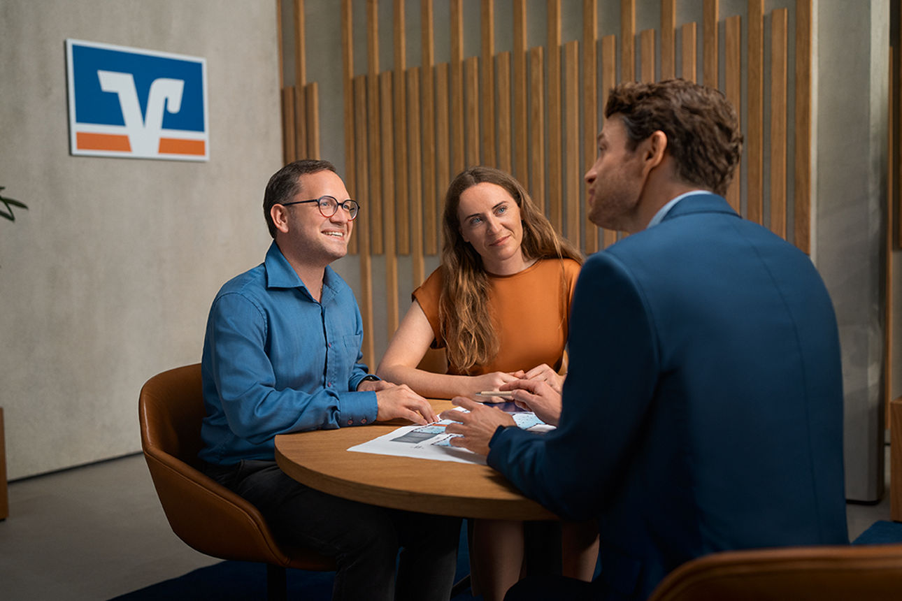 Junges Paar in der Bank beim Berater