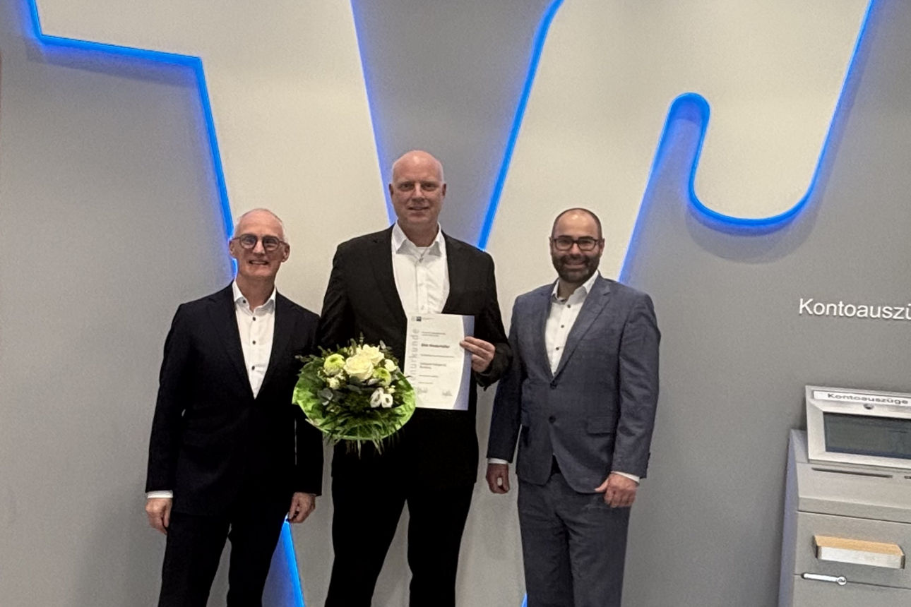 Drei Herren in Geschäftskleidung posieren in Innenräumen