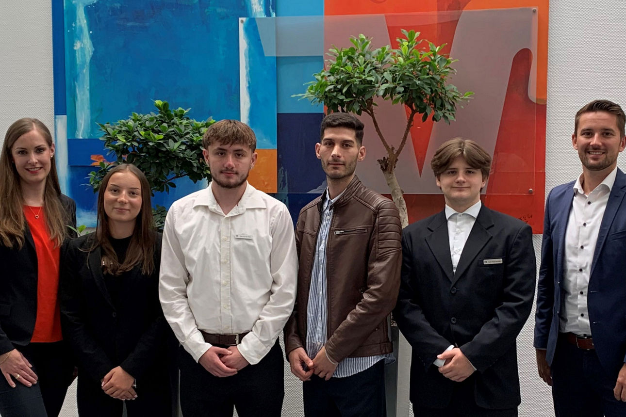 Gruppenbild von sechs jungen Leuten