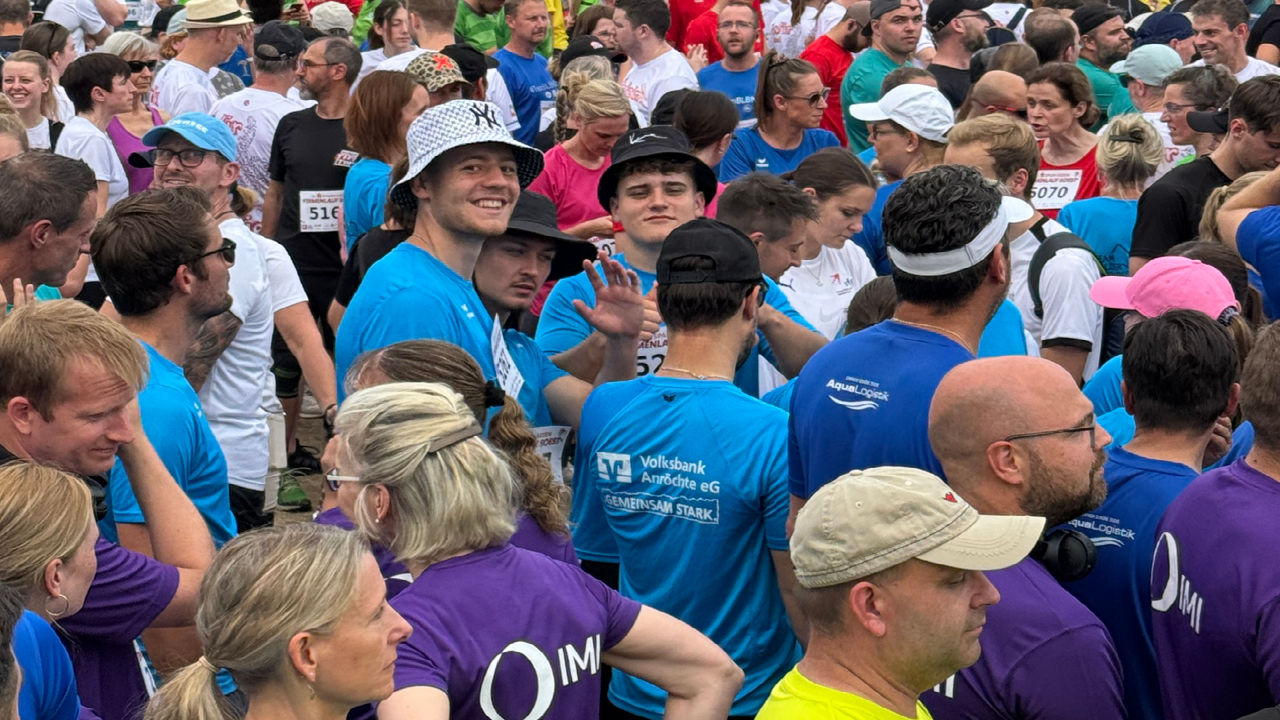 Viele Menschen mit bunten Trikos. 
