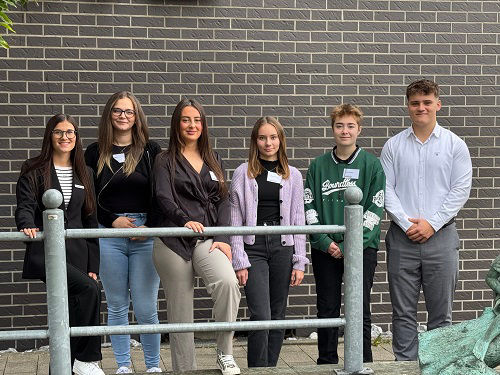 Von links: Angelina Schirba, Alicia Kühnel, Alicia Stibenz, Marleen Röring, Evelin Rehberg und Nick Wagner