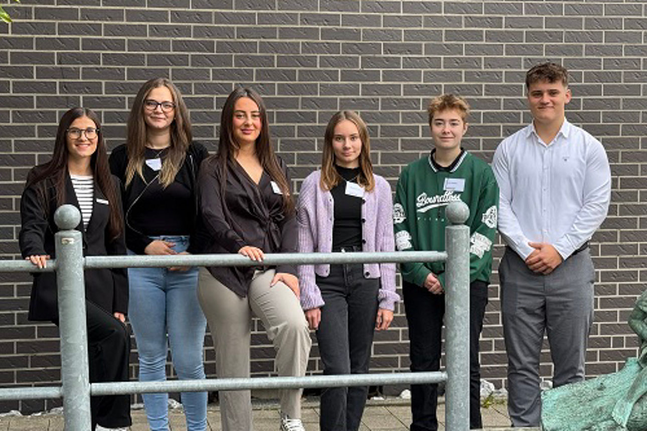 Von links: Angelina Schirba, Alicia Kühnel, Alicia Stibenz, Marleen Röring, Evelin Rehberg und Nick Wagner