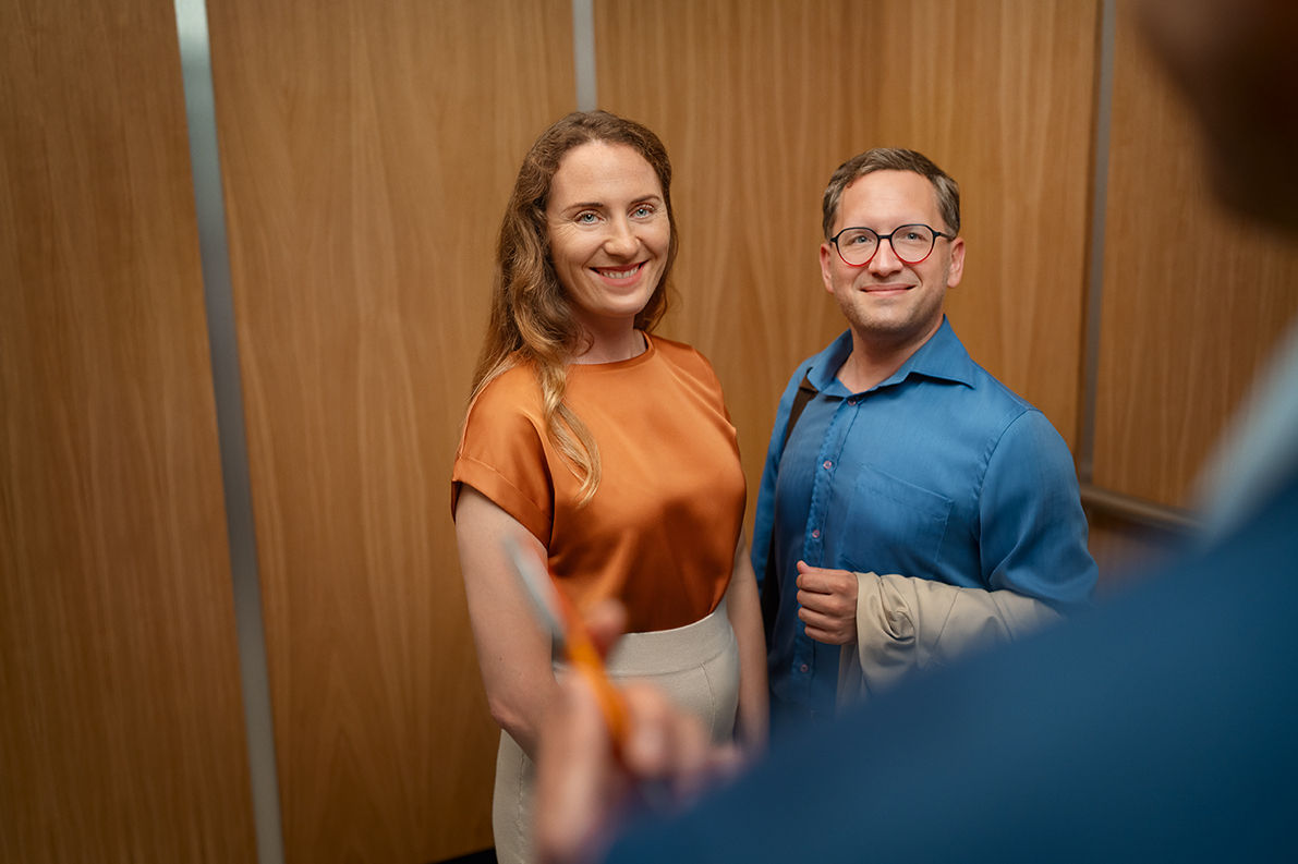 Mann und Frau im Fahrstuhl