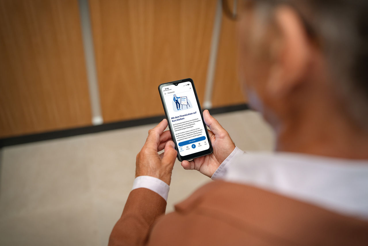 Mann mit Smartphone in der Hand