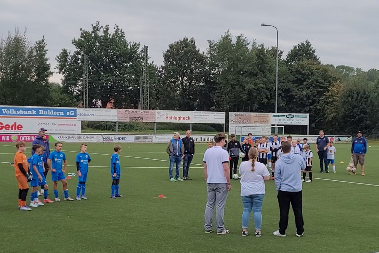 Jugendfußballmannschaft trifft sich vor dem Training