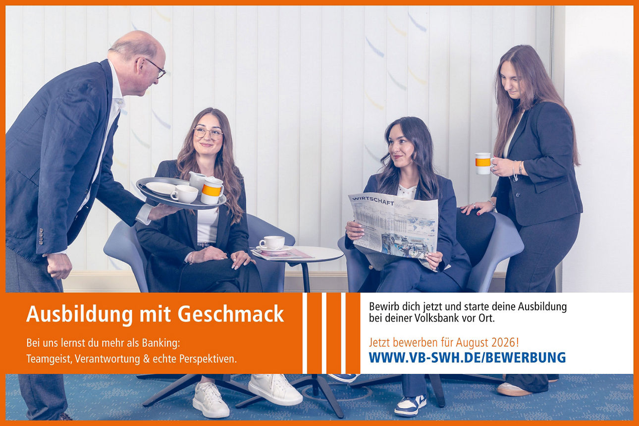 vier Personen in Businesskleidung, einer von ihnen bringt ein Tablett mit Kaffee