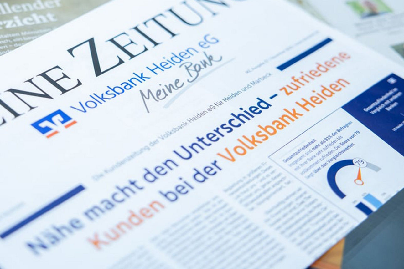 Zeitung liegt auf dem Tisch.