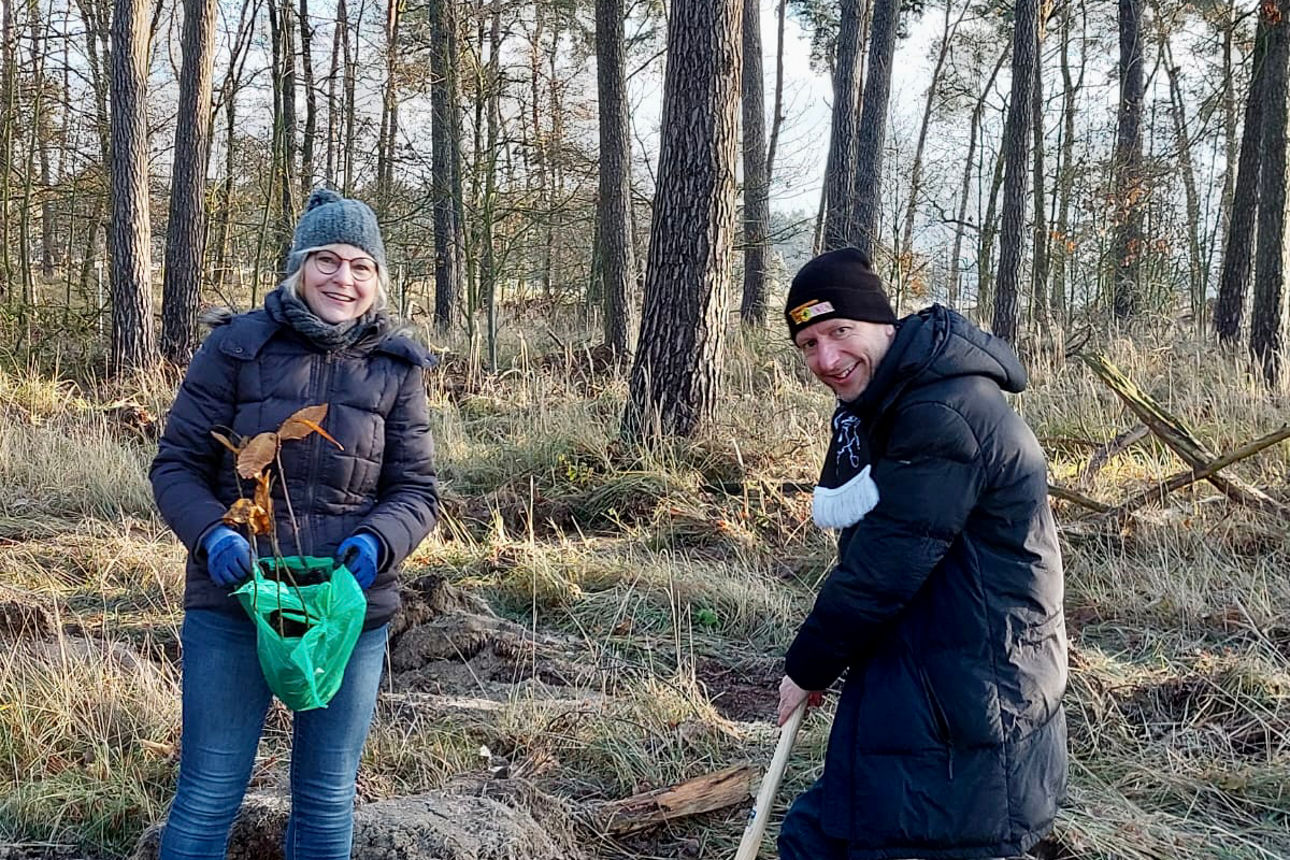 Zwei Mitarbeiter bei der Arbeit.