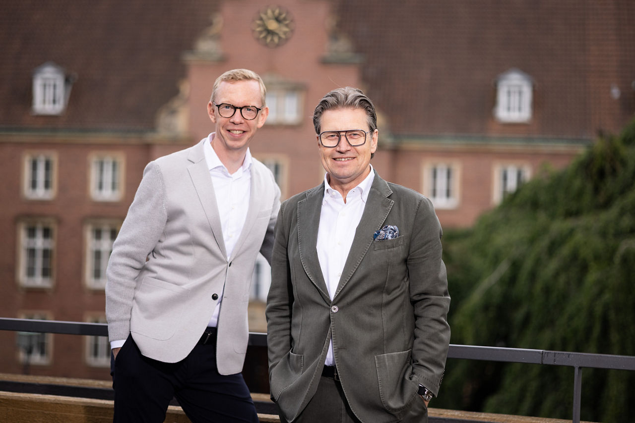 Gregor Neuhäuser und Andres Kinser vor dem Rathaus