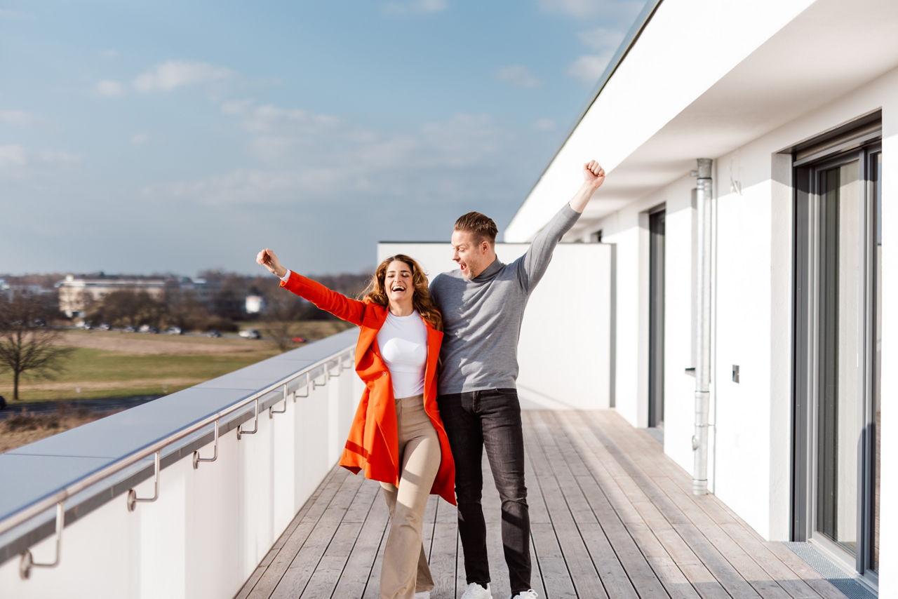 Ein Mann und eine Frau stehen auf einem Balkon