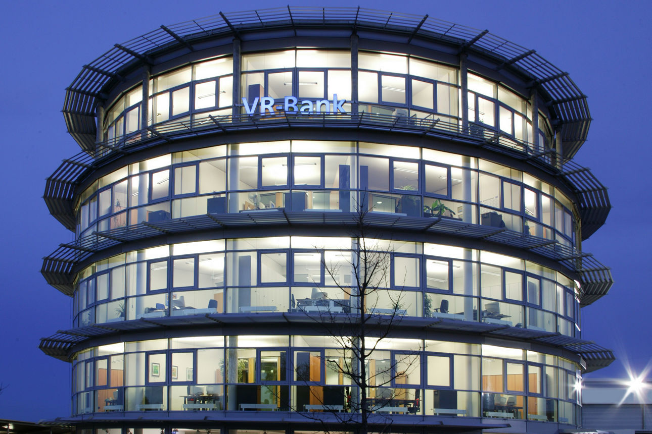 Ein rundes Glasgebäude
