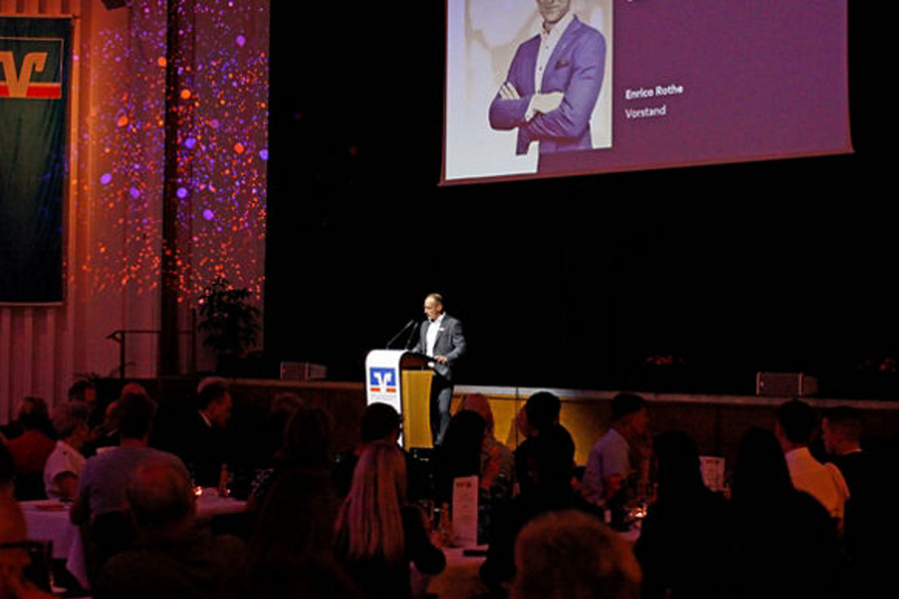 Vorstand Enrico Rothe hält eine Rede