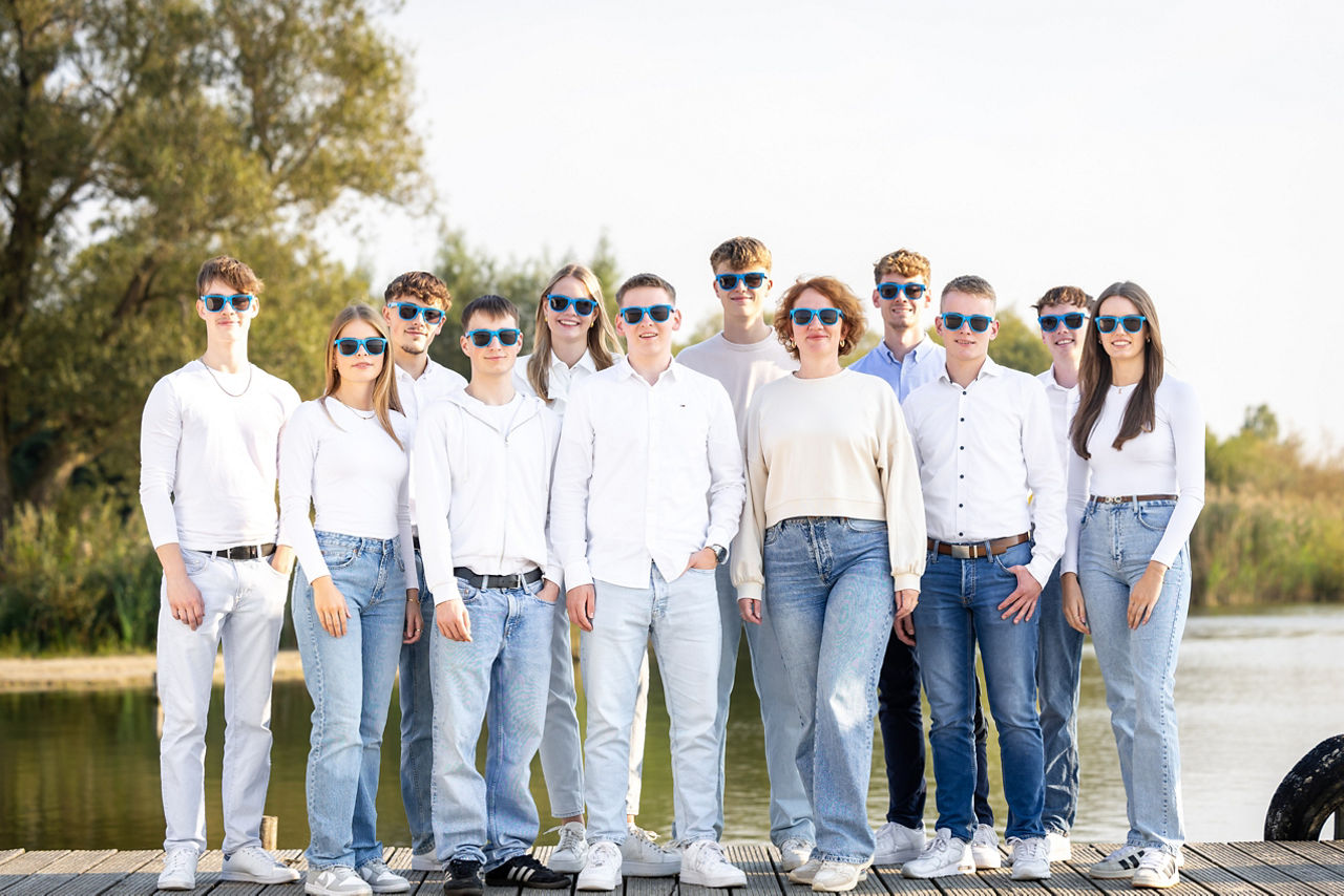 Auszubildende mit blauen Sonnenbrille vor dem Dümmer See