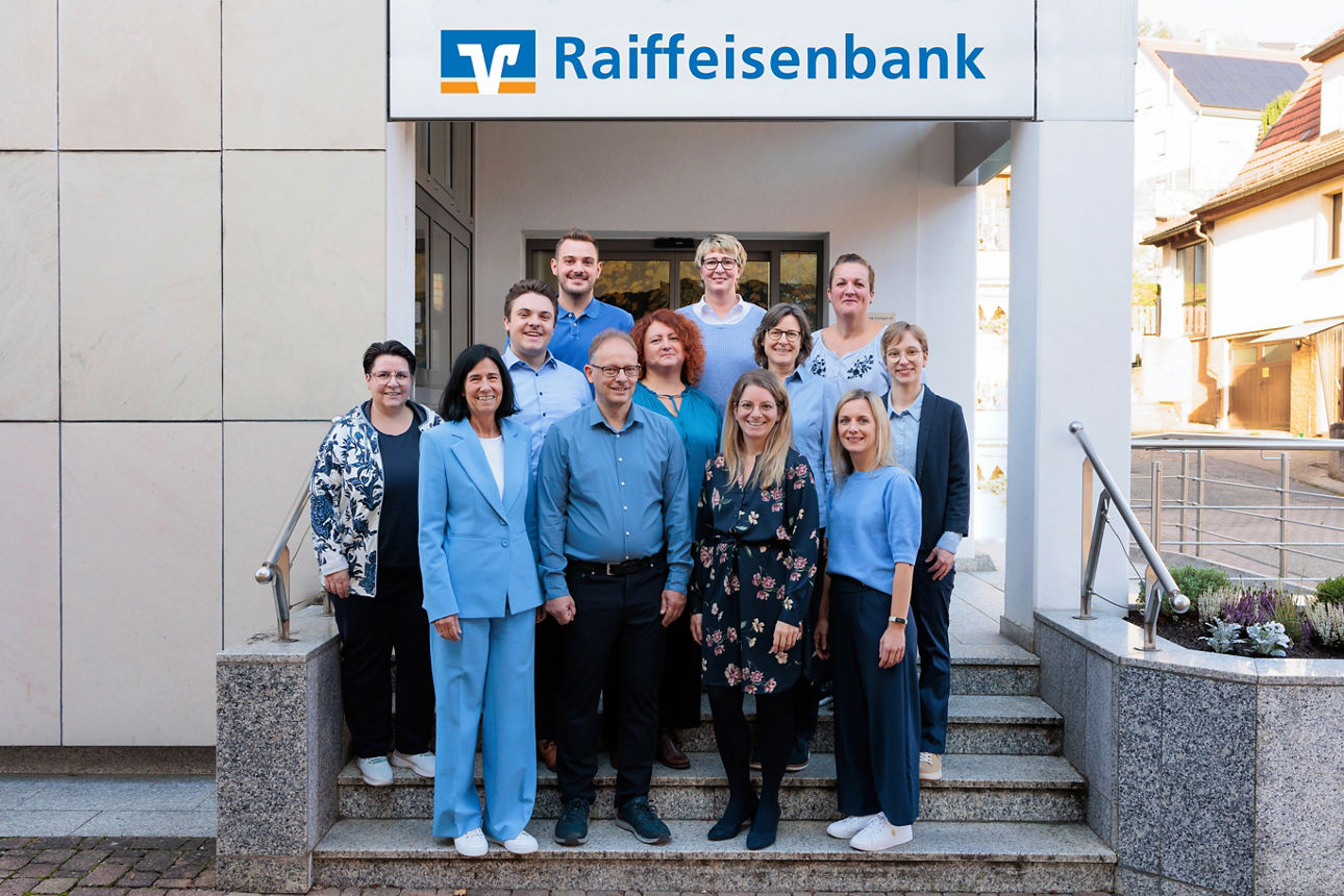 Bankangestellte vor der Bankfiliale