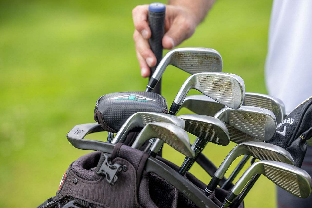 VBLH Golfschläger wird aus Golfcart genommen 