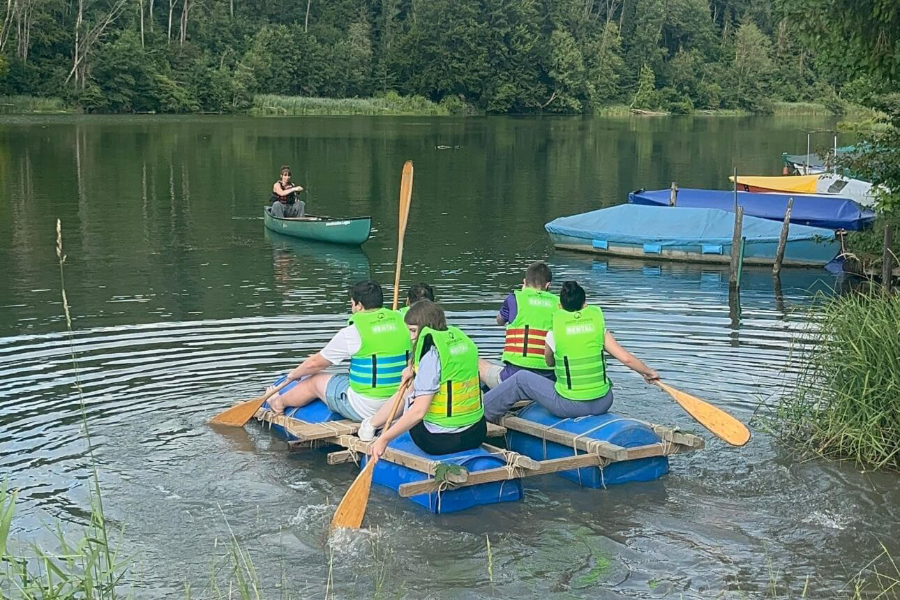 Erster Versuch mit dem Floß auf der Iller zu fahren