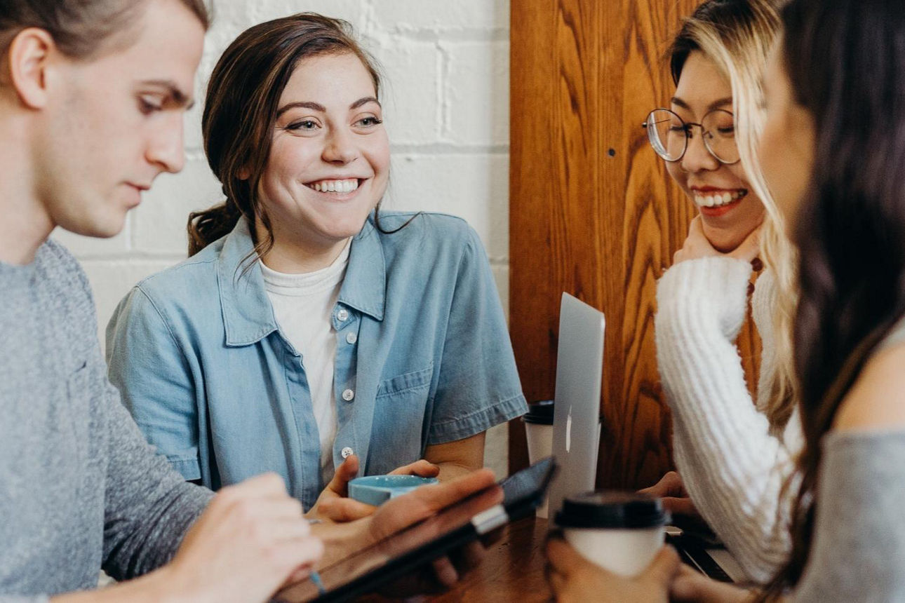Junge Menschen am Tisch im Gespräch