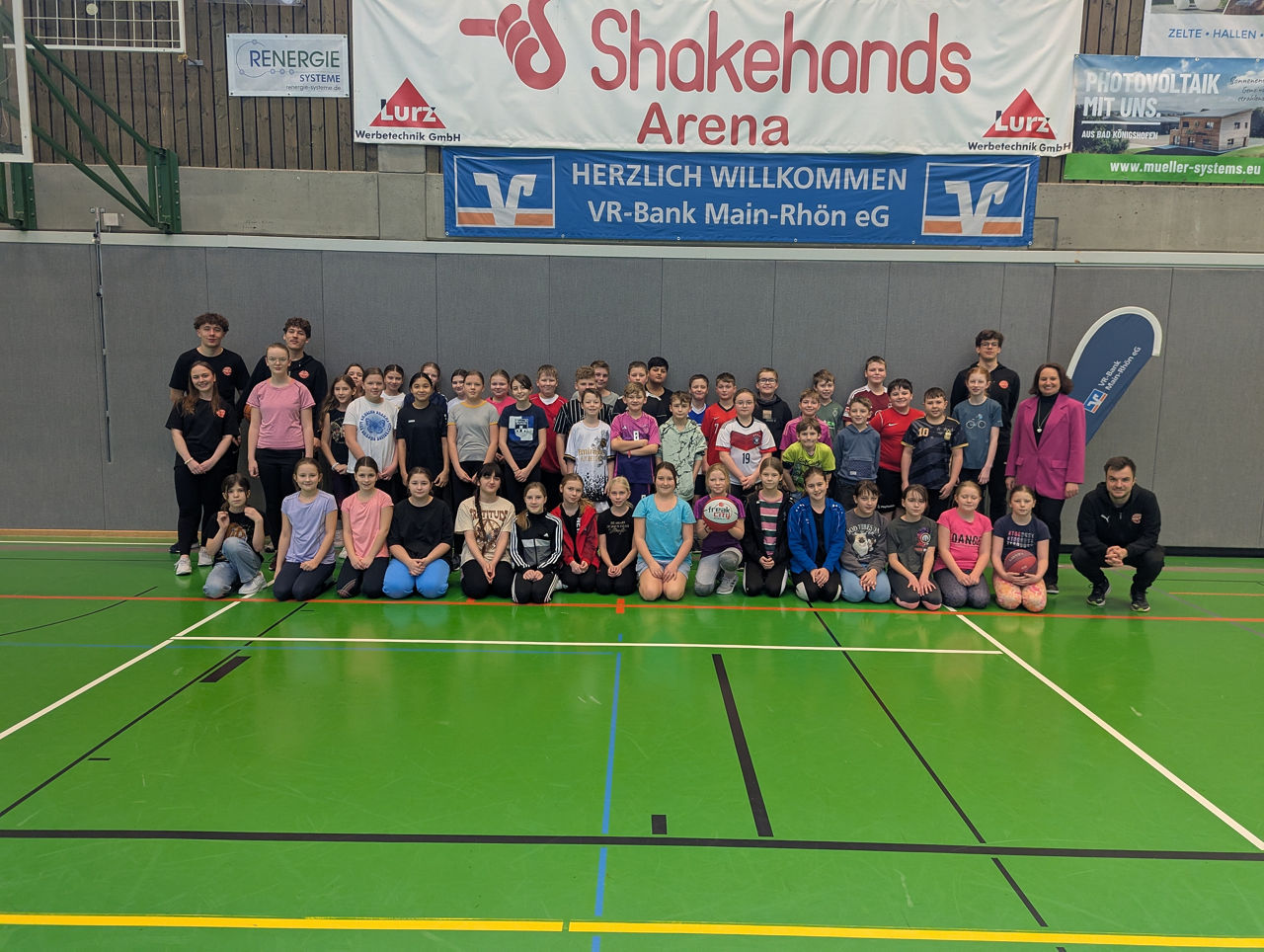 Zu sehen ist das das Jugendtrainerteam des Freak City Bamberg e.V. mit Schülerinnen und Schülern der fünften Jahrgangsstufe.