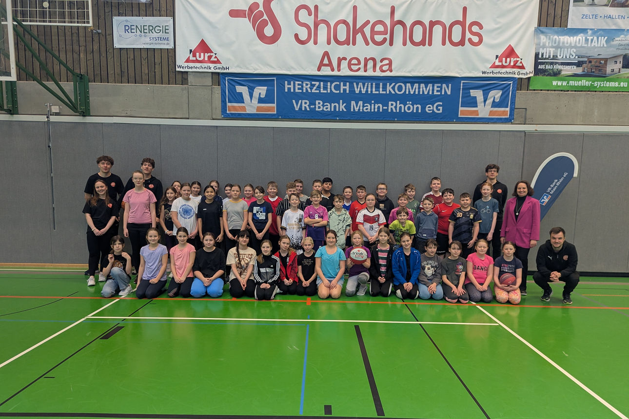 Zu sehen ist das das Jugendtrainerteam des Freak City Bamberg e.V. mit Schülerinnen und Schülern der fünften Jahrgangsstufe.