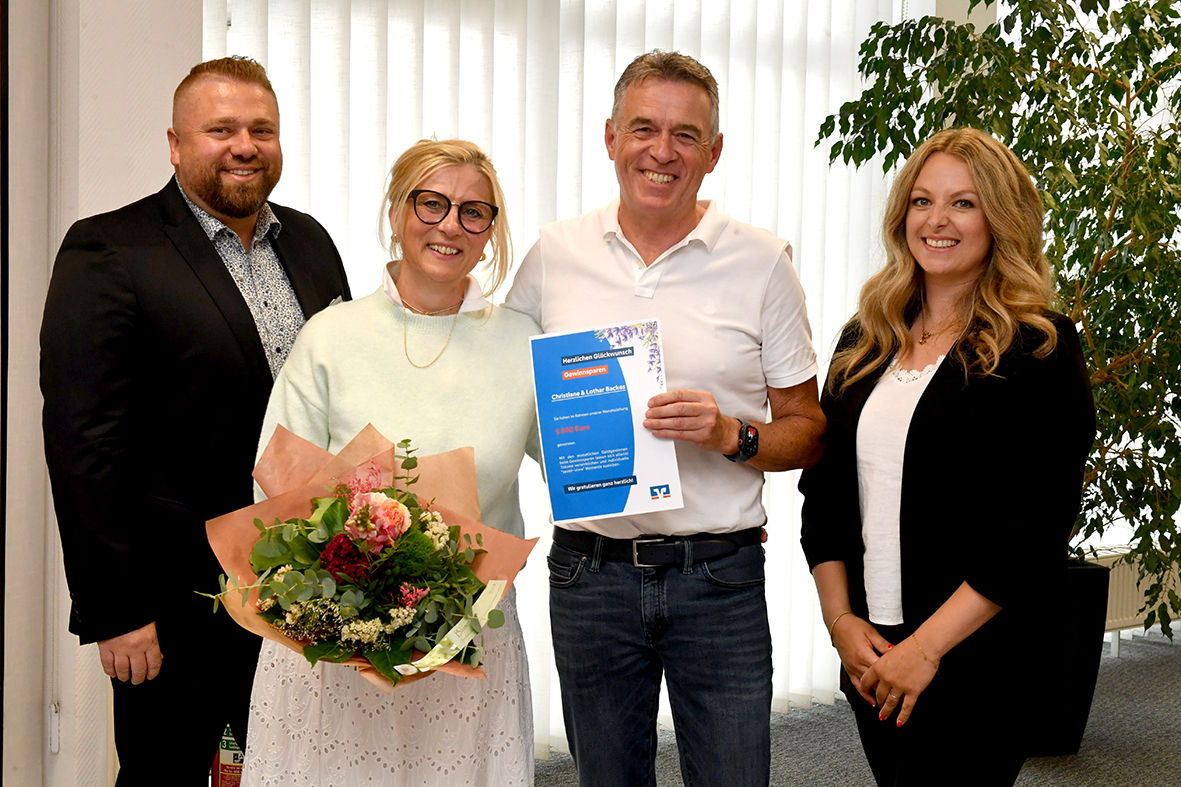 Foto ©: VR-Bank Bonn Rhein-Sieg eG BU v. l.: stellv. Regionaldirektor Christoph Müller, die Gewinner Christiane und Lothar Backes und Regionaldirektorin Saskia Roth