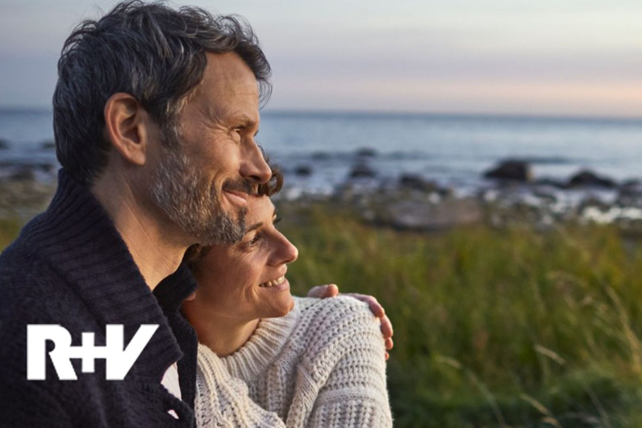 Ein Ehepaar am Strand bei Sonnenuntergang