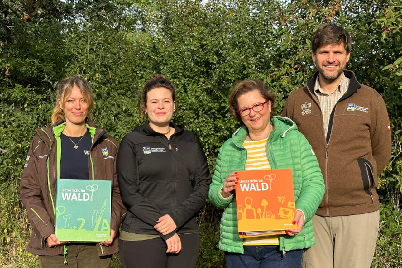 Gruppenbild von 4 Menschen im Wald