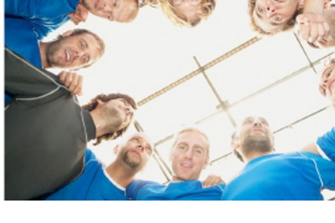 Drei lachende Menschen stehen vor einer blauen Wand mit dem Schriftzug „Wir sind meine Bank.”