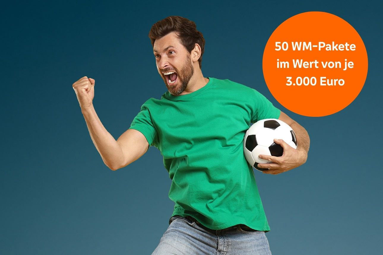 Mann freut sich mit einem Fußball in der Hand