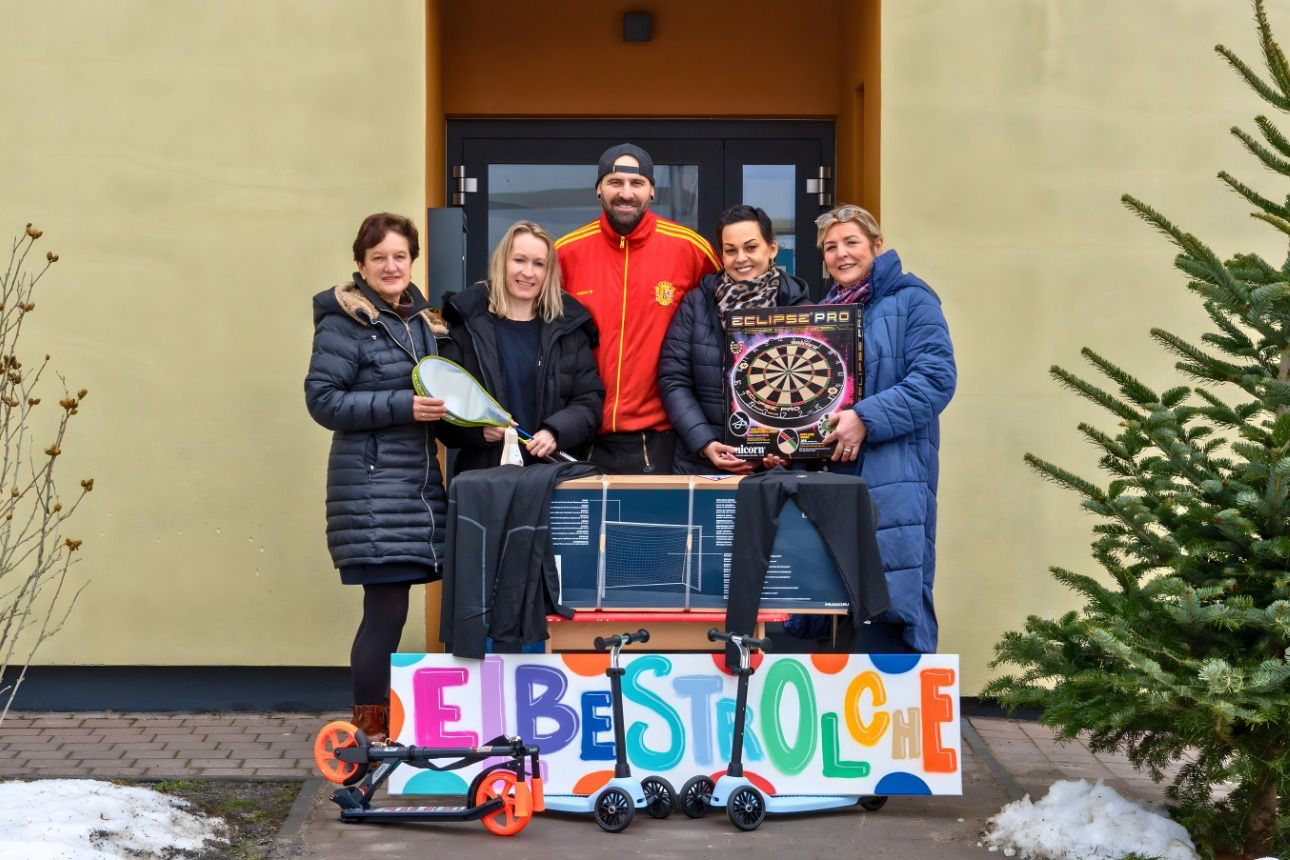 Sylvana Krüger und Mitarbeiter der Wohngruppe zeigen die Anschaffungen