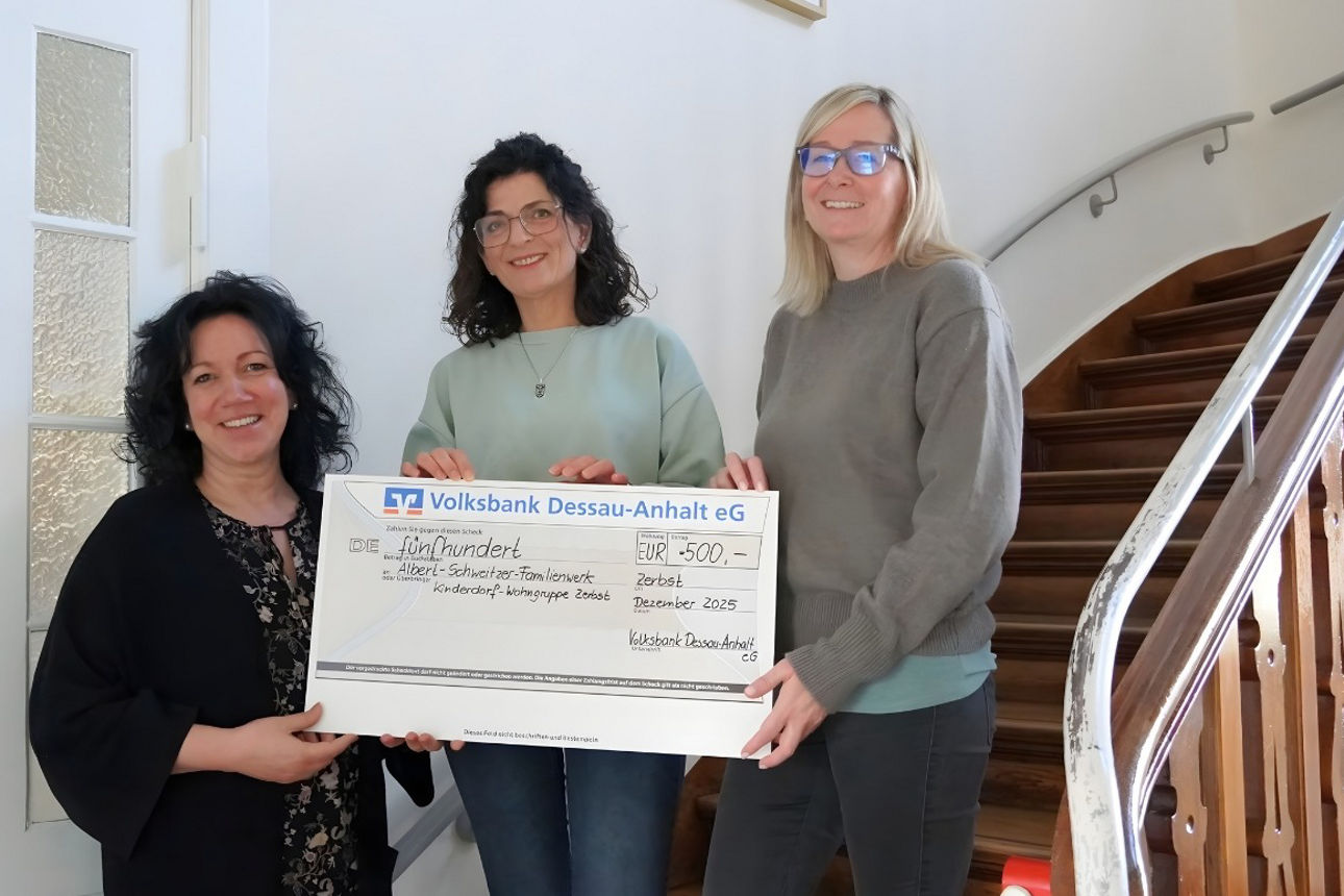 Andrea Sens-Scheumann übergibt an zwei Frauen den Spendenscheck