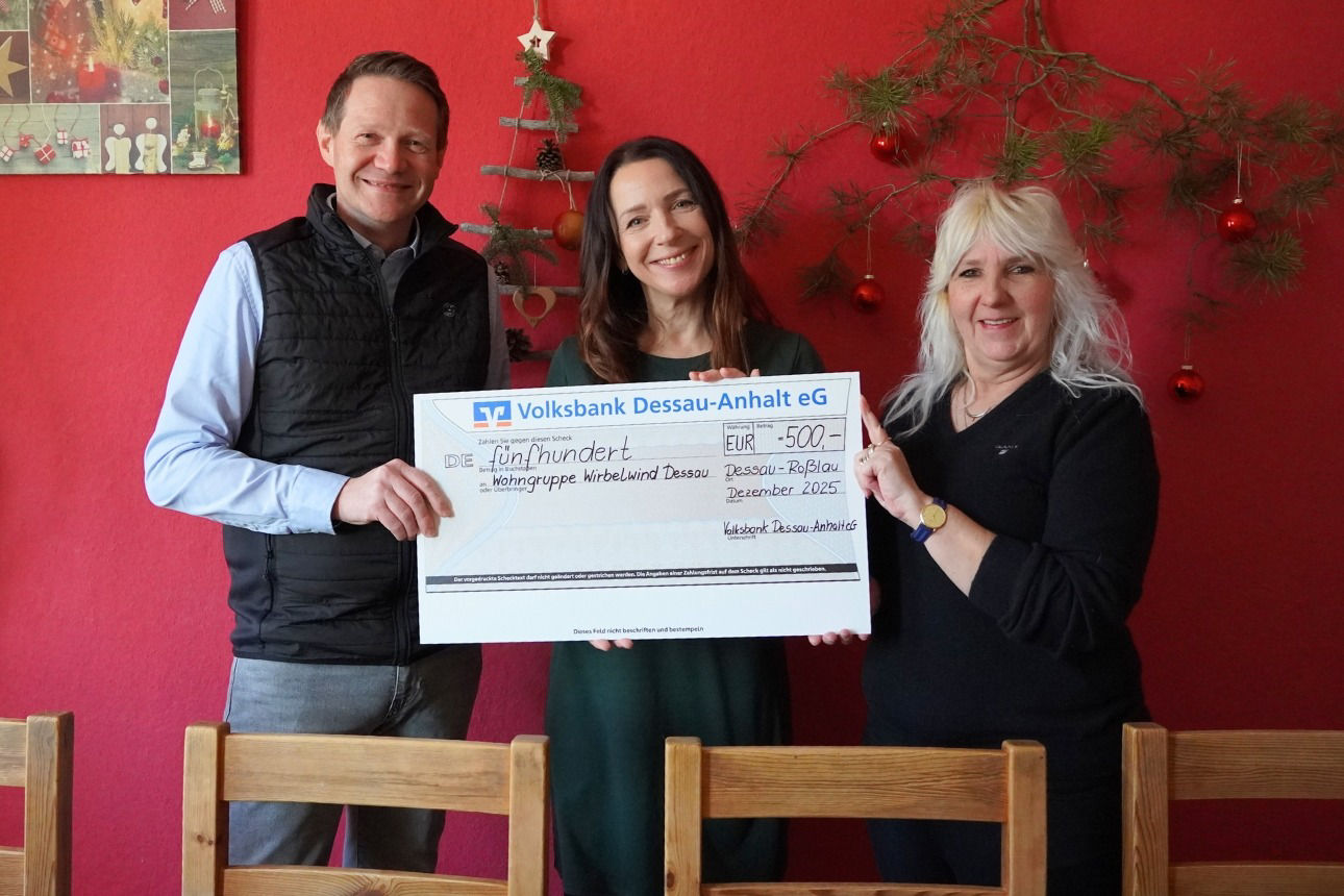 Nadine Bohne übergibt den Spendenscheck