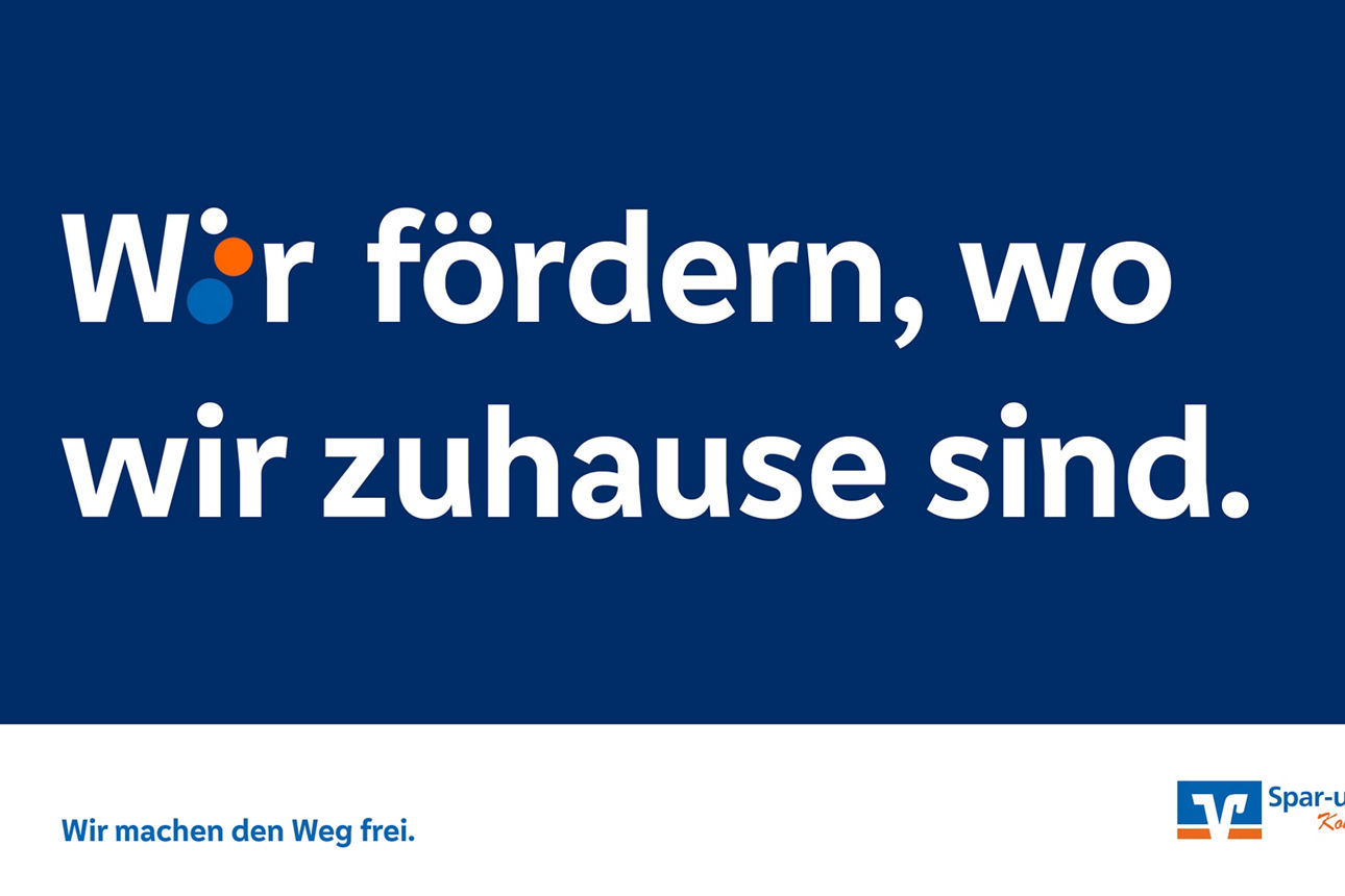 Weißer Text auf blauem Hintergrund: "Wir fördern wo wir zuhause sind."