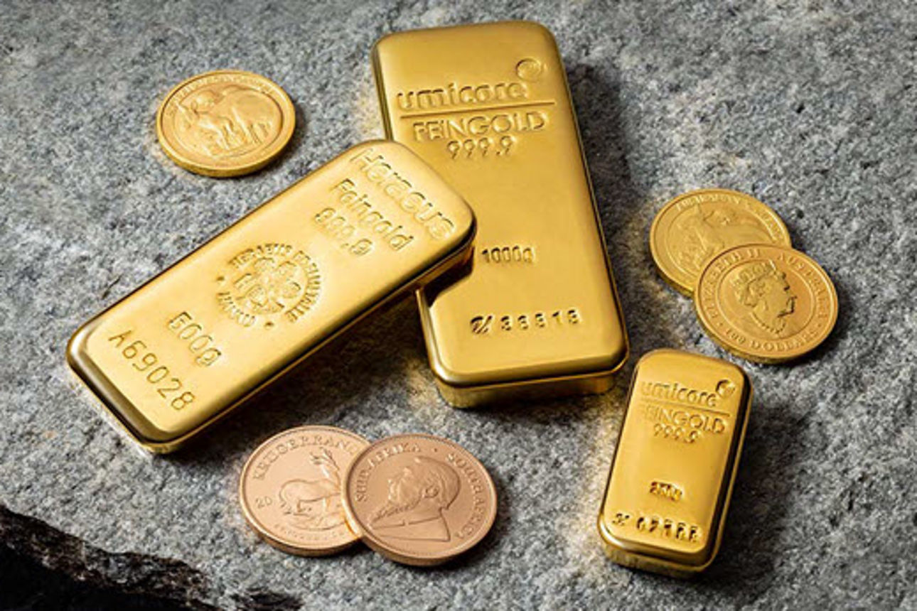 Auf einer Handfläche liegt ein Tablet, aus dem europäische Sehenswürdigkeiten vor einem blauen Himmel herausragen