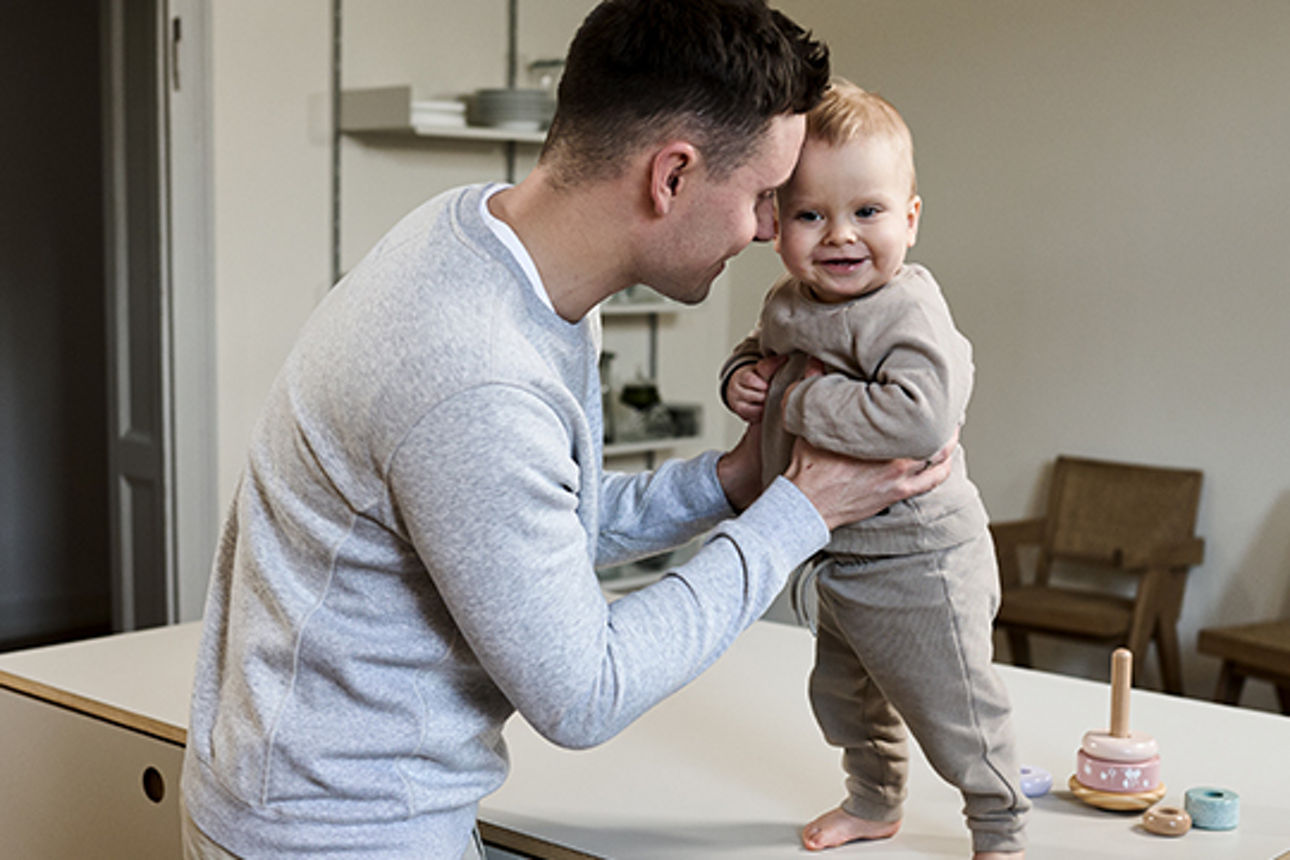 Ein junger Vater mit seinem Kind