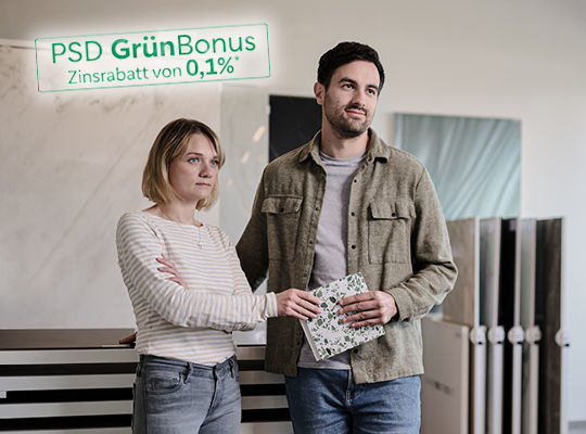 Ein Paar beim Fliesen kaufen