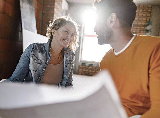 Ein Mann und eine Frau besprechen Baupläne