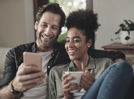 Ein Paar bespricht sich auf der Couch