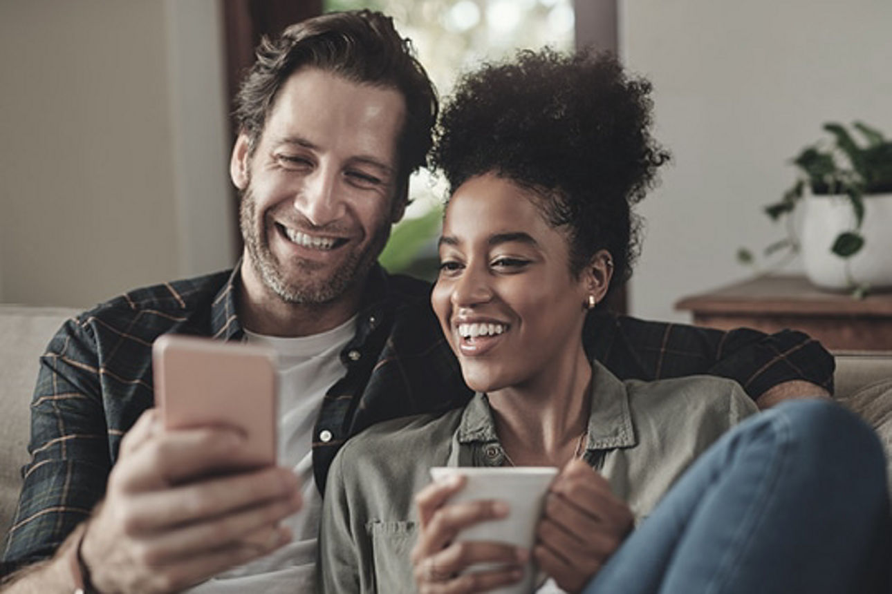 Ein Paar bespricht sich auf der Couch