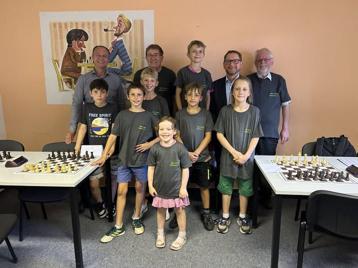 Junge Sportler mit ihren Trainer im Schachsportraum