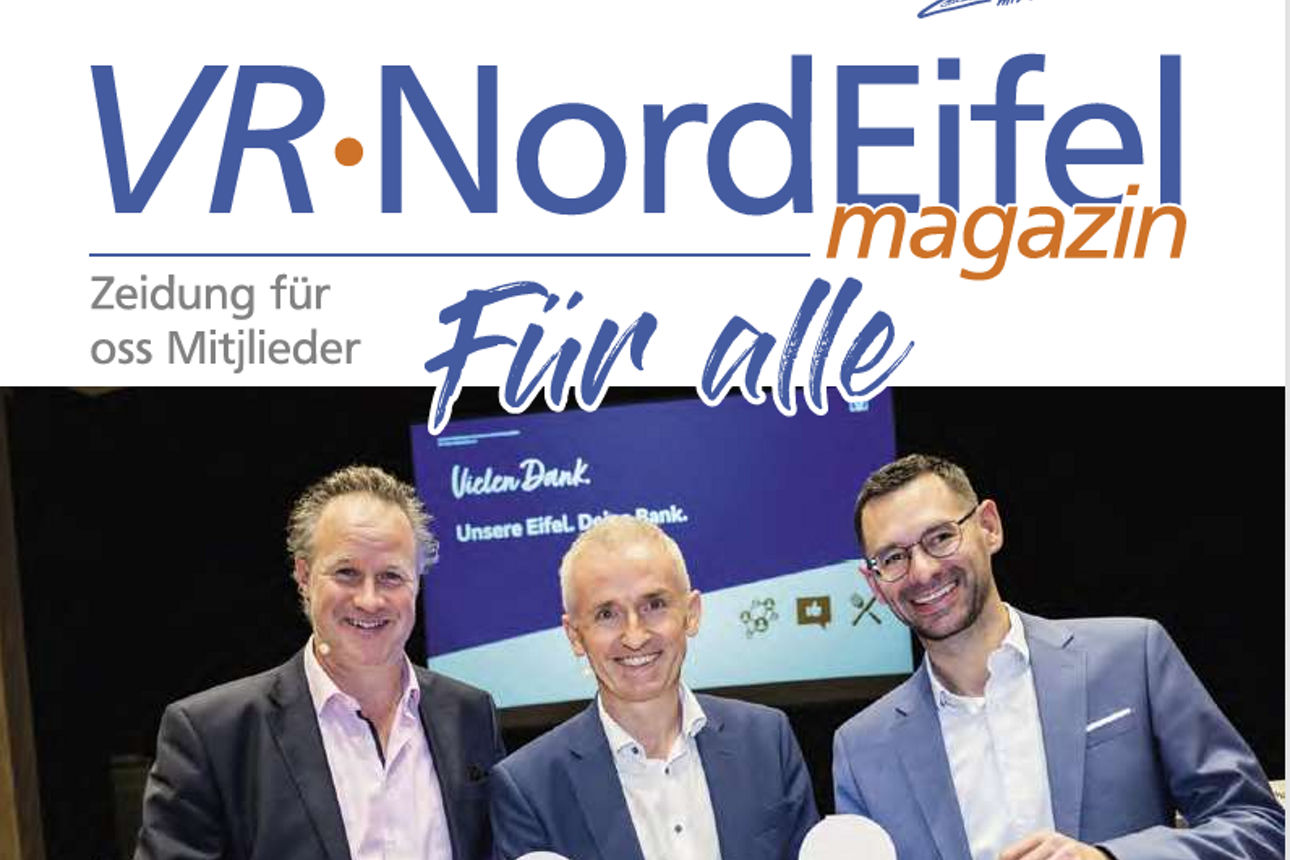 Ein Werbefoto, auf dem drei Personen das Branding der VR Bank Eifelland eG präsentieren.