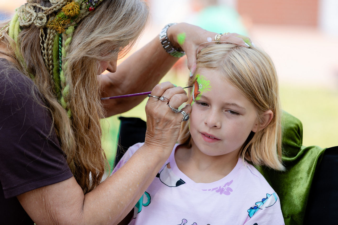 Kleinkind und Frau beim schminken