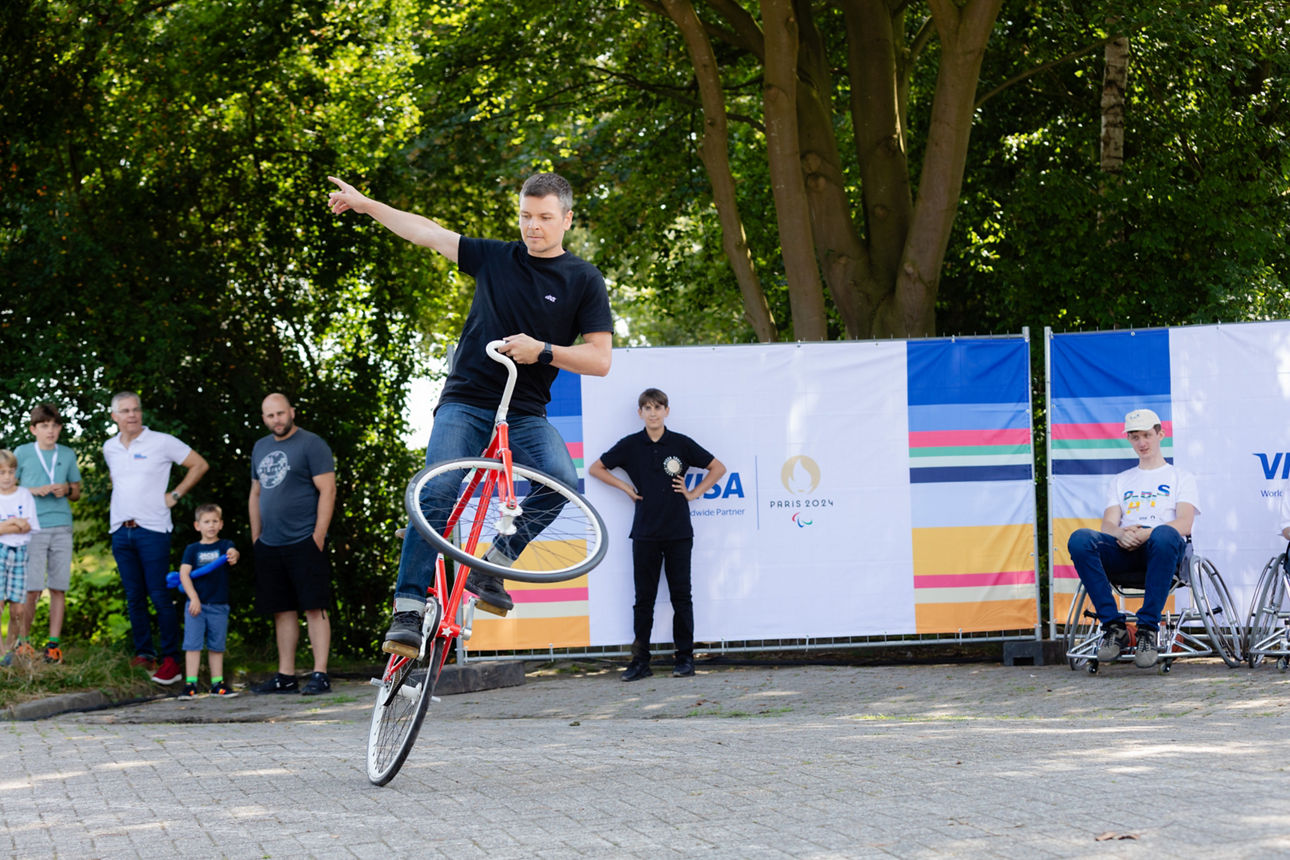 BMX-Fahrer der nur auf dem Hinterrad fährt