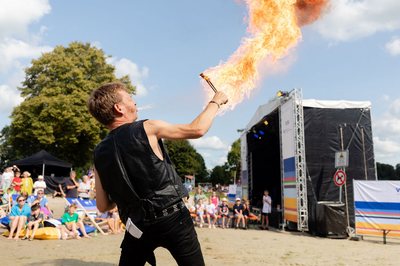 Mann vor der Bühne mit Feuershow